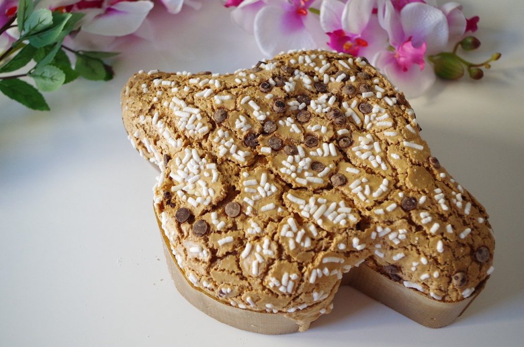 Colomba pasquale senza glutine con granella di zucchero, mandorle e gocce di cioccolato