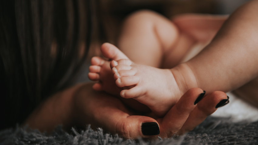 i piedi di un bambino tra le mani di una mamma: esploriamo insieme il meraviglioso mondo di Essere mamma