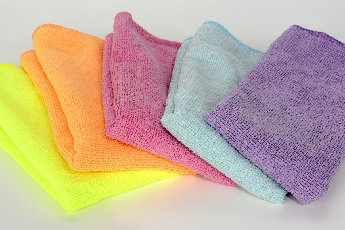 Attenzione a come pulisci il parquet: i gesti comuni che lo rovinano e le regole per salvarlo