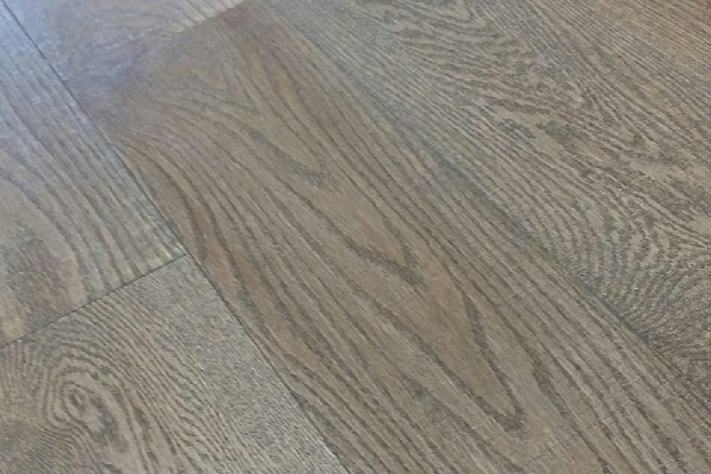 Attenzione a come pulisci il parquet: i gesti comuni che lo rovinano e le regole per salvarlo